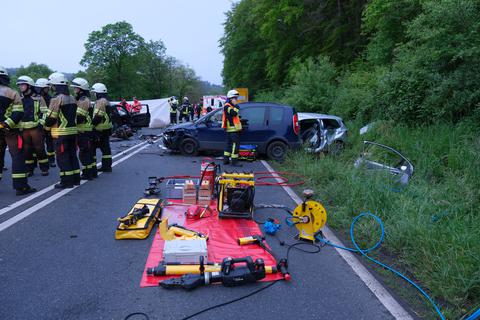 Unfall-Drama Auf B45: Fahrer Gerät In Gegenverkehr – Ein Toter, Zwei ...